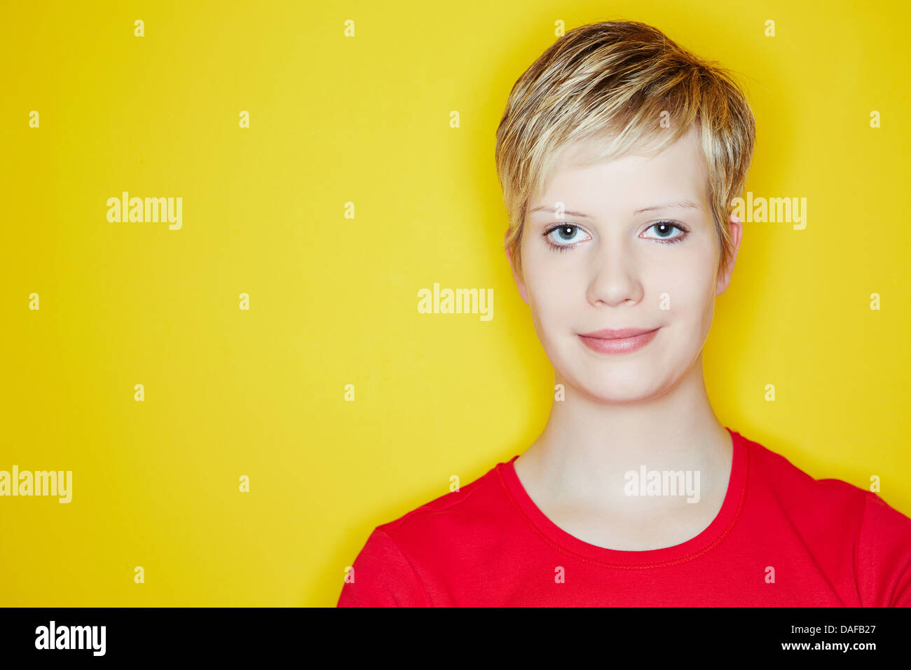 Femme coupe de cheveux dans les cheveux courts Banque de photographies