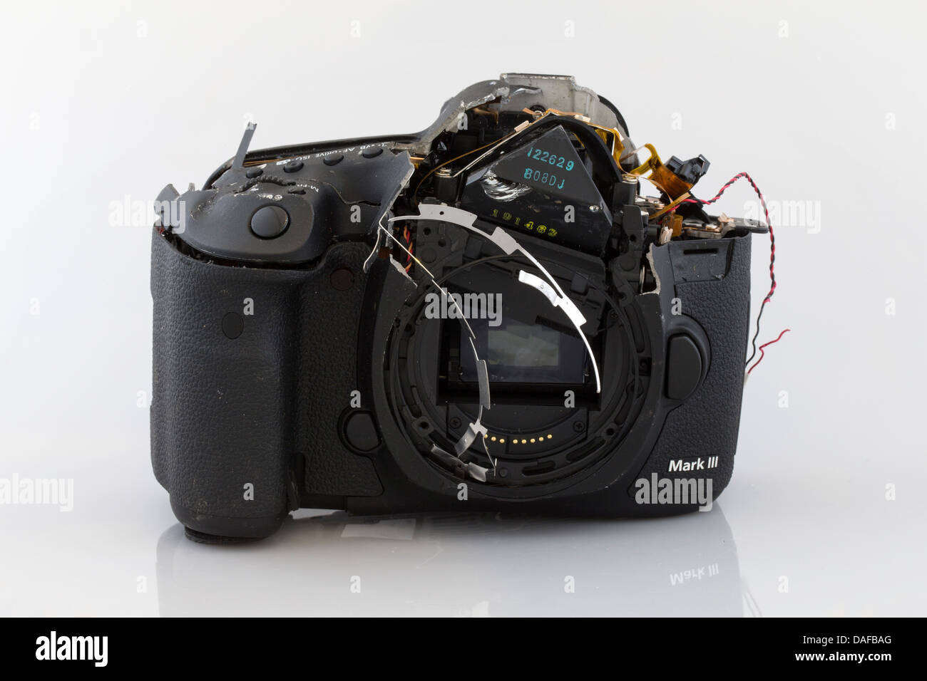 Appareil photo cassé, Canon 5D MkIII, appareil photo, pièces d'un appareil photo , Canon 5D MKIII. En morceaux de l'appareil photo Banque D'Images