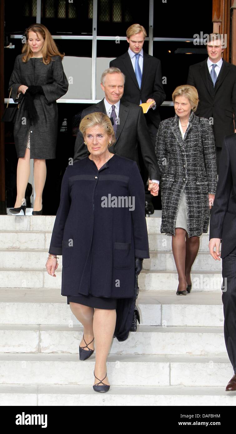 (Première rangée) La Princesse Léa, (deuxième ligne) Arch Duchesse Marie-Astrid d'Autriche et son mari Carl Christian l'Archiduc d'Autriche, (troisième ligne, L-R) Laetitia Spetschinsky, fille de la Princesse Léa, et l'Archiduc Imre et Archiduc d'Autriche Christoph assister à l'Eucharistie la messe commémorant le décès de membres de la famille royale belge dans l'église de Notre-Dame à Laeken, Bruxelles, Belgique Banque D'Images