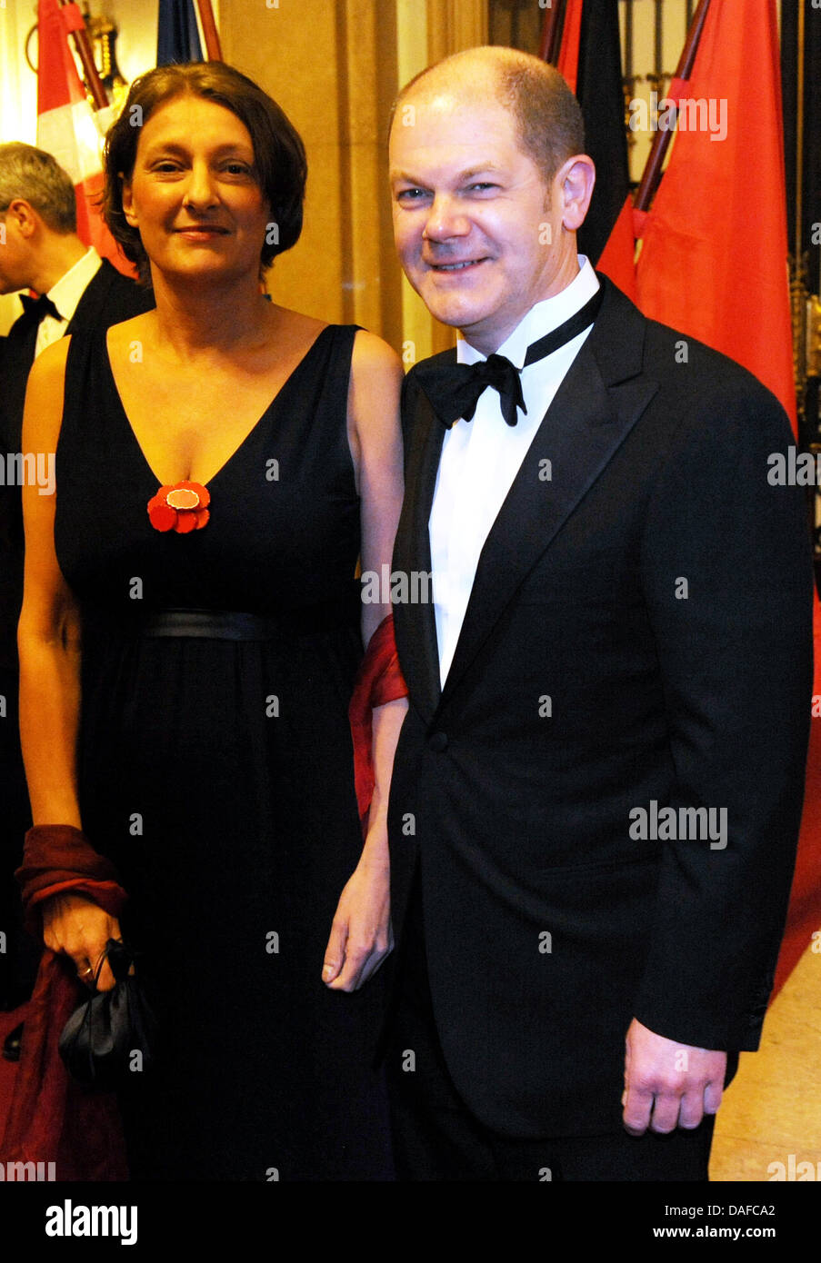 https://c8.alamy.com/compfr/dafca2/le-spd-hambourg-candidat-de-choix-pour-l-election-d-etat-l-olaf-scholz-et-sa-femme-britta-ernst-arrivent-a-l-matthiae-mahlzeit-traditionnels-a-hambourg-allemagne-18-fevrier-2011-la-plus-ancienne-fete-dans-le-monde-a-ete-celebree-pour-la-premiere-fois-en-1356-et-a-eu-lieu-cette-annee-avec-deux-invites-d-honneur-le-ministre-allemand-de-l-environnement-a-roettgen-et-danois-et-le-ministre-de-l-energie-climat-friis-ph-dafca2.jpg