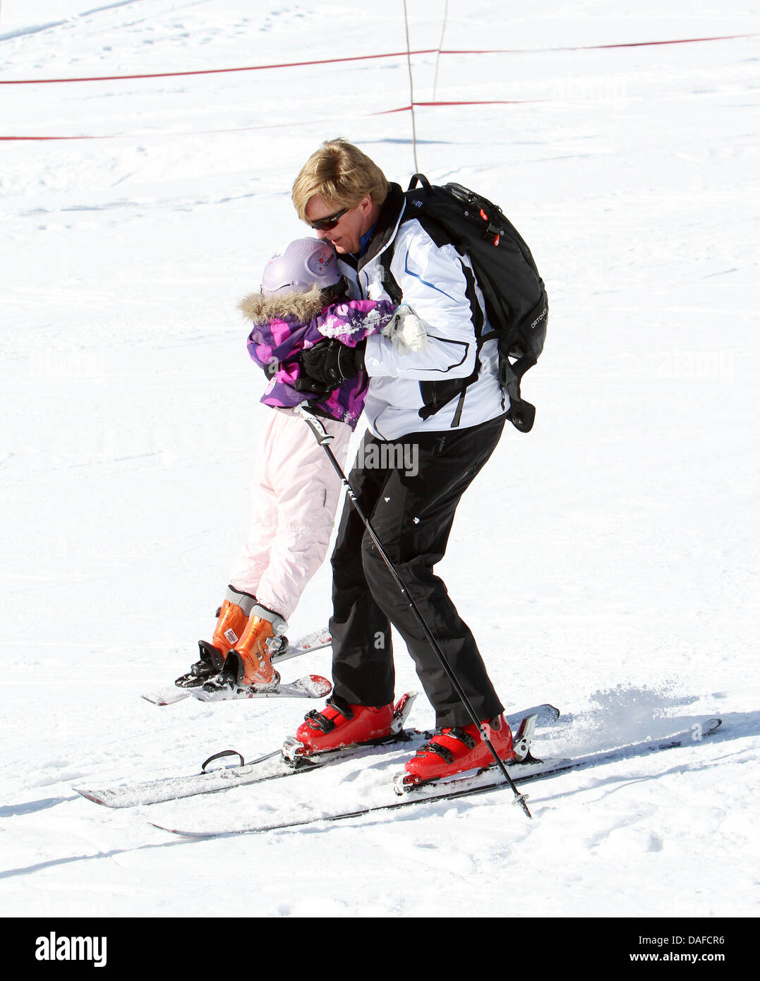 Le Prince Willem-Alexander des Pays-Bas (R) détient la princesse Ariane dans ses bras comme ils se tiennent sur leurs skis sur une pente couverte de neige pendant les vacances d'hiver de la famille royale hollandaise à Lech am Arlberg, Autriche, 19 février 2011. Photo : Patrick van Katwijk Banque D'Images