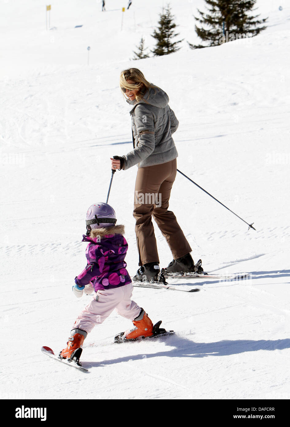 La princesse maxima des Pays-Bas (R) et sa fille La Princesse Ariane ski Down hill sur une pente couverte de neige pendant les vacances d'hiver de la famille royale hollandaise à Lech am Arlberg, Autriche, 19 février 2011. Photo : Patrick van Katwijk Banque D'Images