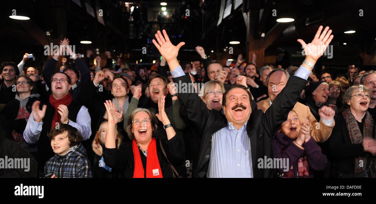 Des partisans du parti du parti SPD Hambourg réagir avec jubilation après le premier pronostics des élections parlementaires de Hambourg à Hambourg, Allemagne, 20 février 2011. Autour de 1,3 millions d'électeurs à Hambourg élira des représentants de la 121 sièges dans le parlement d'état de Hambourg. Le SPD a reçu une énorme victoire avec une majorité absolue et sera en mesure de gouverner seul. Pho Banque D'Images