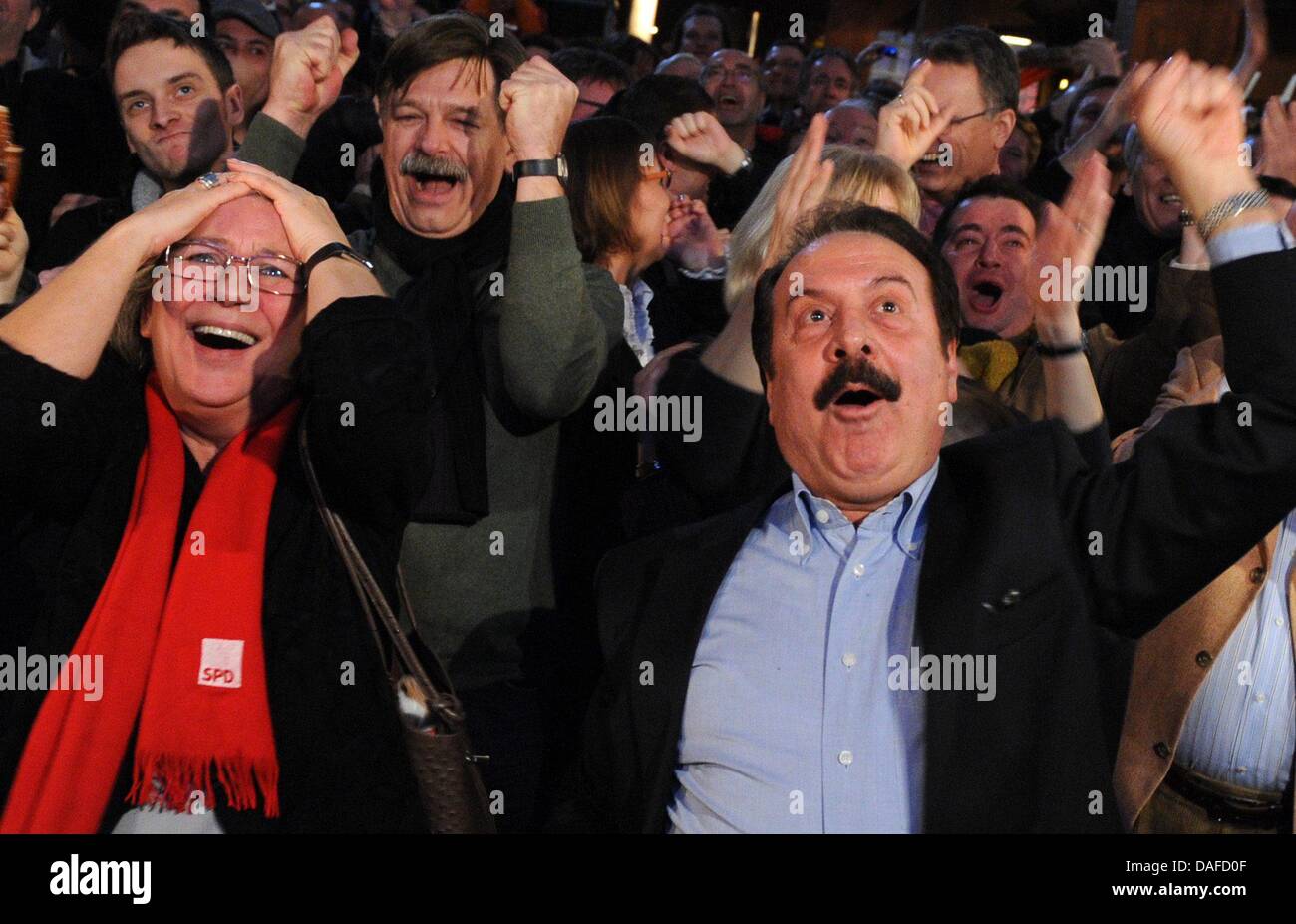 Des partisans du parti du parti SPD Hambourg réagir avec jubilation après le premier pronostics des élections parlementaires de Hambourg à Hambourg, Allemagne, 20 février 2011. Autour de 1,3 millions d'électeurs à Hambourg élira des représentants de la 121 sièges dans le parlement d'état de Hambourg. Le SPD a reçu une énorme victoire avec une majorité absolue et sera en mesure de gouverner seul. Pho Banque D'Images