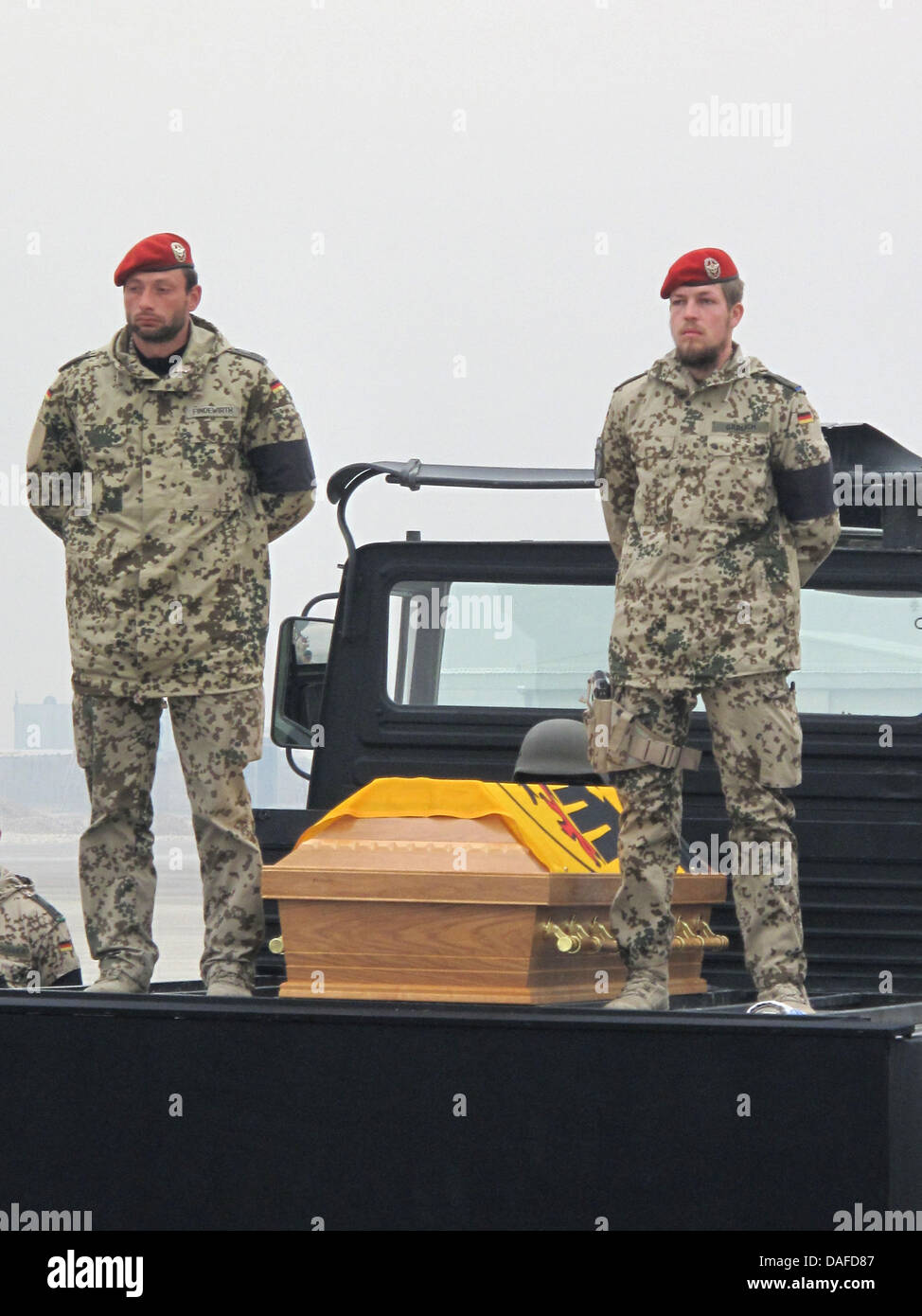 Soldats de la Bundeswehr allemande debout à côté d'un cercueil à Mazar-e-Sharif, en Afghanistan, 21 février 2011. Les soldats leur dernière offre l'égard de trois camarades KIA. Photo : POUVEZ SAINT DENIS LE FERMENT Banque D'Images