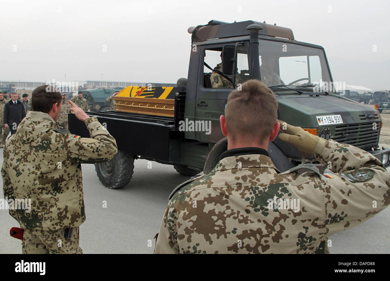Soldats de la Bundeswehr allemande salut à un cercueil à Mazar-e-Sharif, en Afghanistan, 21 février 2011. Les soldats leur dernière offre l'égard de trois camarades KIA. Photo : POUVEZ SAINT DENIS LE FERMENT Banque D'Images