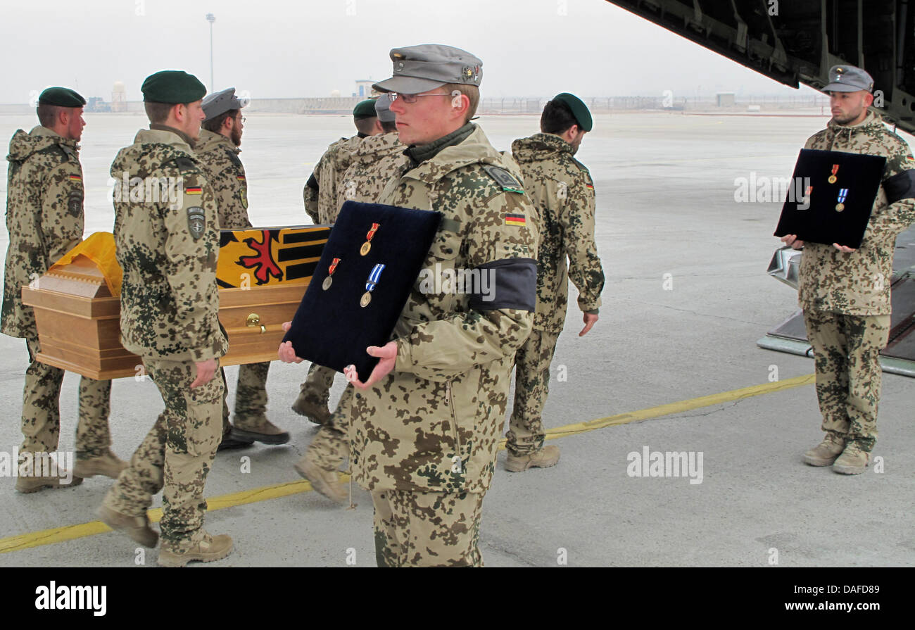 Soldats de la Bundeswehr allemande transporter un cercueil à Mazar-e-Sharif, en Afghanistan, 21 février 2011. Les soldats leur dernière offre l'égard de trois camarades KIA. Photo : POUVEZ SAINT DENIS LE FERMENT Banque D'Images