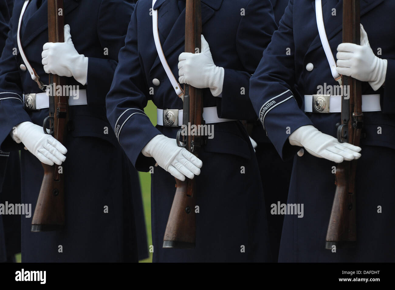 Des soldats de la Bundeswehr allemande watch bataillon présente les armes, au château de Bellevue à Berlin, Allemagne, 14 février 2011. Le président de la Sierra Leone a été accueilli avec les honneurs militaires. Photo : Tobias Kleinschmidt Banque D'Images