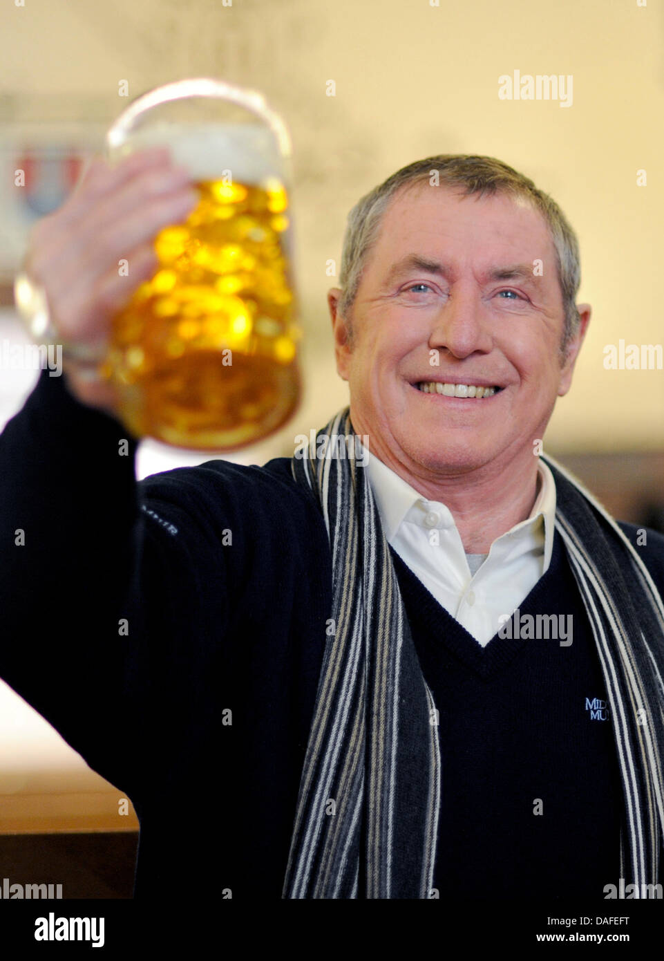 L'acteur britannique John Nettles pose avec une bière pendant un appel de photo à Munich, Allemagne, 23 février 2011. L'ortie stars en tant qu'Inspecteur Barnaby dans whudunnit série 'Midsomer meurtres'. Photo : Andreas Gebert Banque D'Images