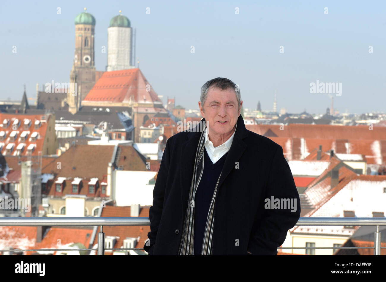 L'acteur britannique John Nettles pose pendant un appel de photo à Munich, Allemagne, 23 février 2011. L'ortie stars en tant qu'Inspecteur Barnaby dans la série 'Midsomer polar meurtres'. Photo : Andreas Gebert Banque D'Images