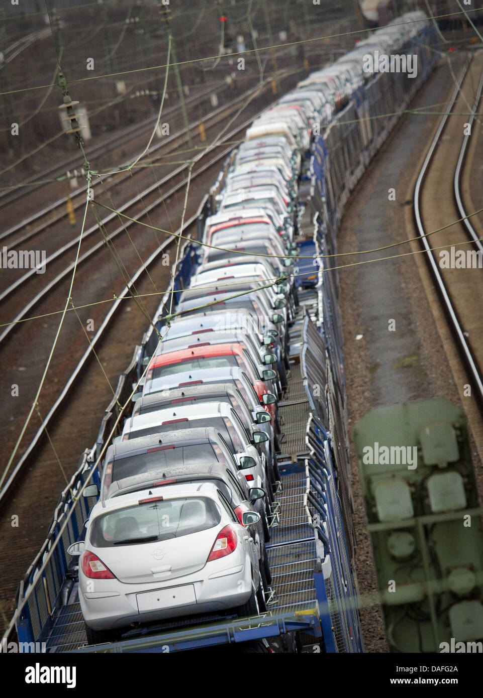 Un fichier photo datée du 9 mars 2009 montre les voitures sur un train venant de l'usine Opel à Rüsselsheim, Allemagne. L'Institut ifo ont présenté un indice du climat des affaires pour le mois de février. Ils s'attendent à ce que le climat dans l'industrie allemande d'être un peu plus faible que dans les années passées. Photo : Frank Rumpenhorst Banque D'Images