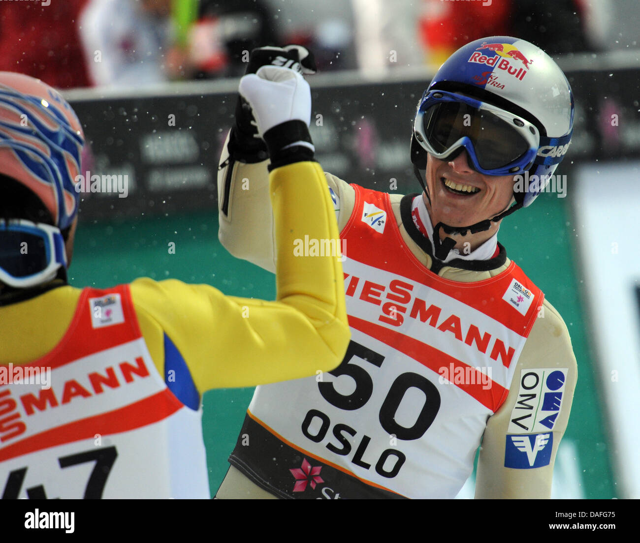 Vainqueur Thomas Morgenstern (R) de l'Autriche célèbre avec deuxième placé Andreas Kofler d'Autriche après l'individuel Tremplin normal à la compétition de saut à ski des championnats du monde de ski nordique à l'Holmenkollen Ski Arena, près d'Oslo, Norvège, 26 février 2011. Photo : Patrick Seeger dpa Banque D'Images