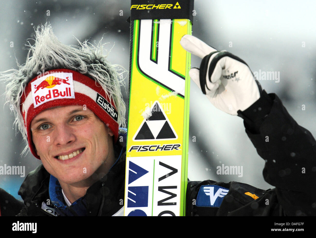 Thomas Morgenstern de l'Autriche célèbre après avoir remporté le Tremplin normal de chaque compétition de saut à ski au Championnats du Monde de ski nordique à l'Holmenkollen Ski Arena, près d'Oslo, Norvège, 26 février 2011. Photo : Patrick Seeger dpa Banque D'Images