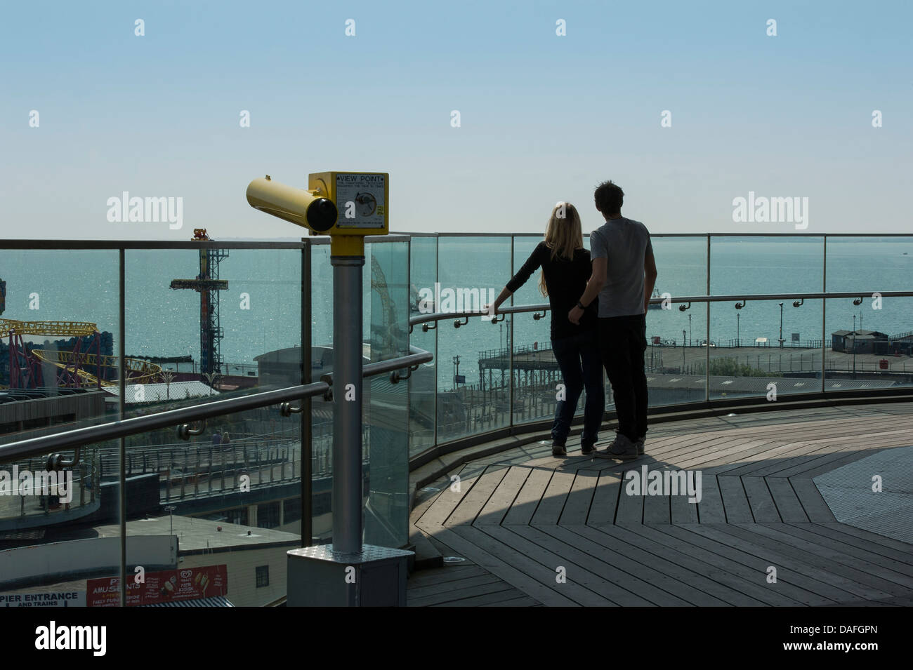 Jeune couple face à la mer. Banque D'Images