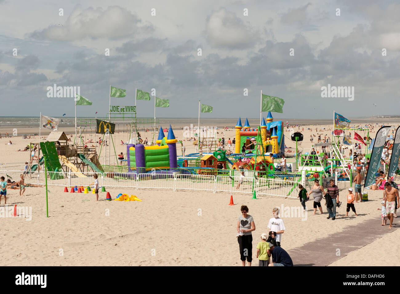 Scène de plage animée d'été Le Touquet France Banque D'Images