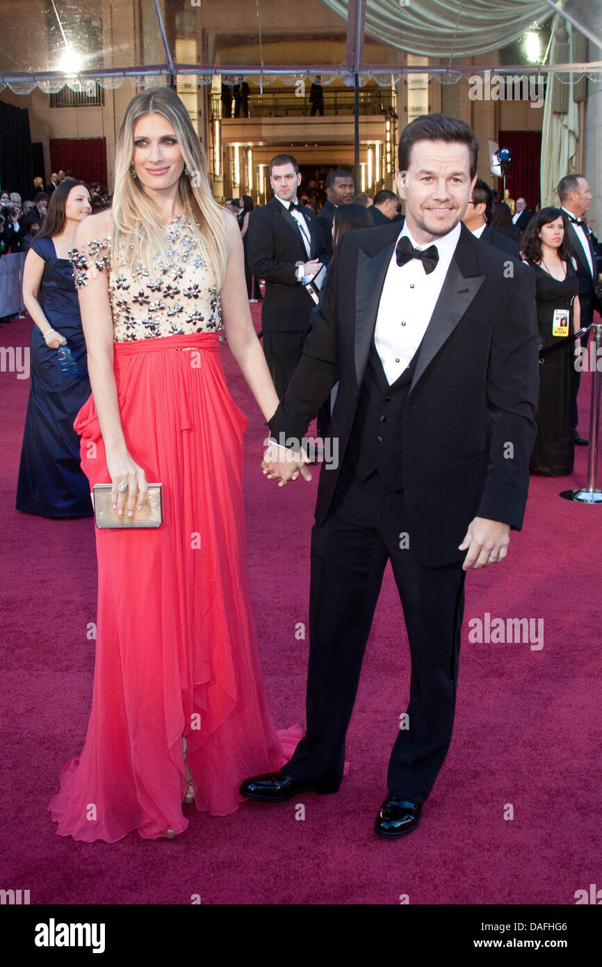 L'acteur américain Mark Wahlberg et sa femme Rhea Durham arrivent pour la 83e Academy Awards, les Oscars à Los Angeles, USA, 27 février 2011. Photo : Hubert Boesl Banque D'Images