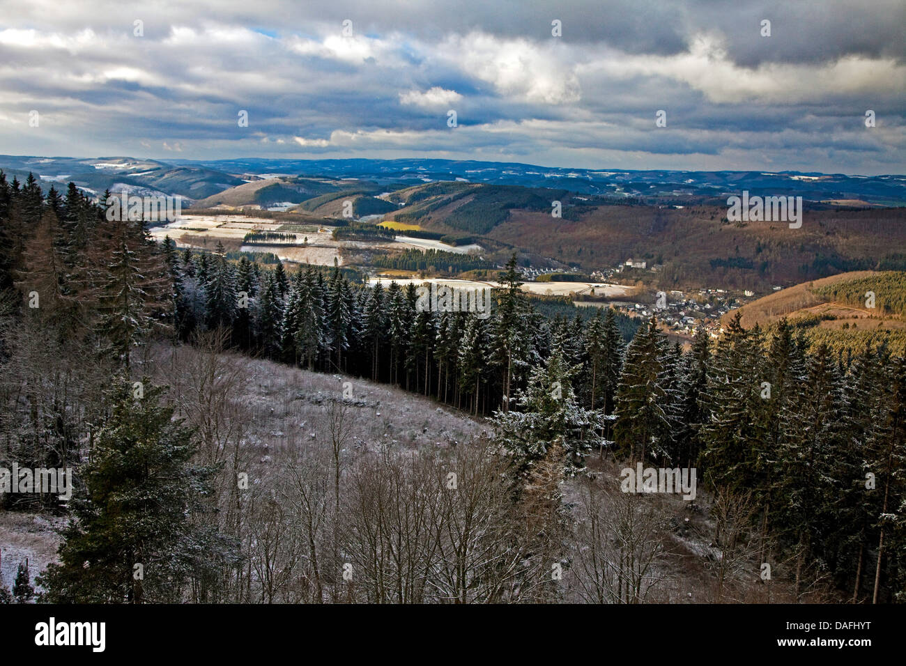 Vue d'un village de Bilstein Sauerland Hohe Bracht lookout en hiver, l'Allemagne, en Rhénanie du Nord-Westphalie, Rhénanie-Palatinat, Lennestadt-Bilstein Banque D'Images