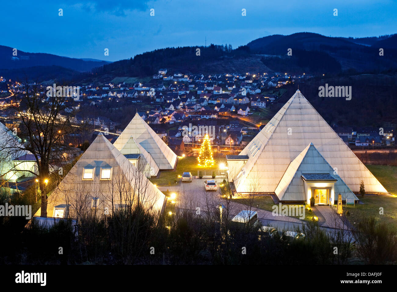 Sauerland lumineux village de pyramides à Genève dans la soirée, l'Allemagne, en Rhénanie du Nord-Westphalie, Rhénanie-Palatinat, Lennestadt-Bilstein Banque D'Images