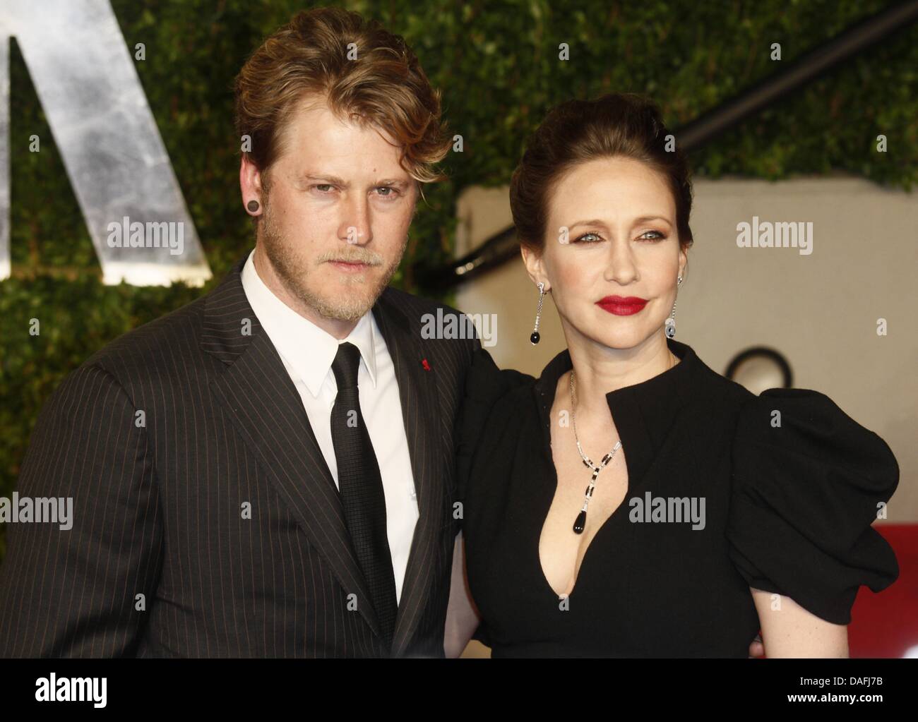 L'actrice Vera Farmiga US et mari Renn Hawkey arrivent à la Vanity Fair Oscars Party at Sunset Tower à Los Angeles, USA, 27 février 2011. Photo : Hubert Boesl Banque D'Images