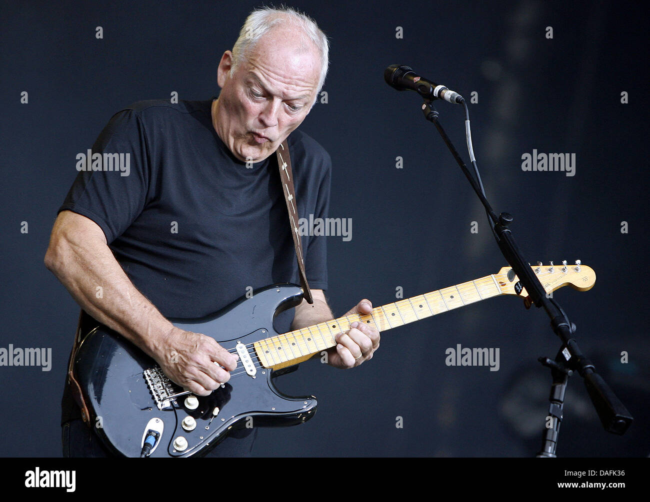 Afp) un fichier photo datée du 29 juillet 2006 de l'anglais guitariste et  chanteur David Gilmour effectuant à Munich, Allemagne. Gilmour rejoint Pink  Floyd en 1976 et a conduit le groupe à