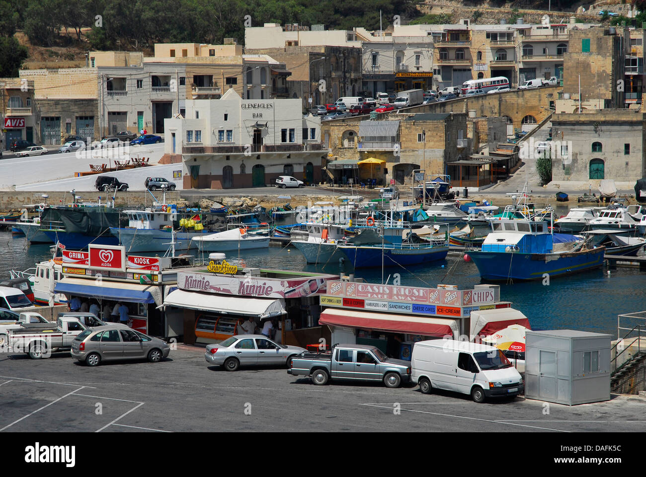 Malte, vue de kiosques de restauration rapide à Mgarr Harbour Banque D'Images