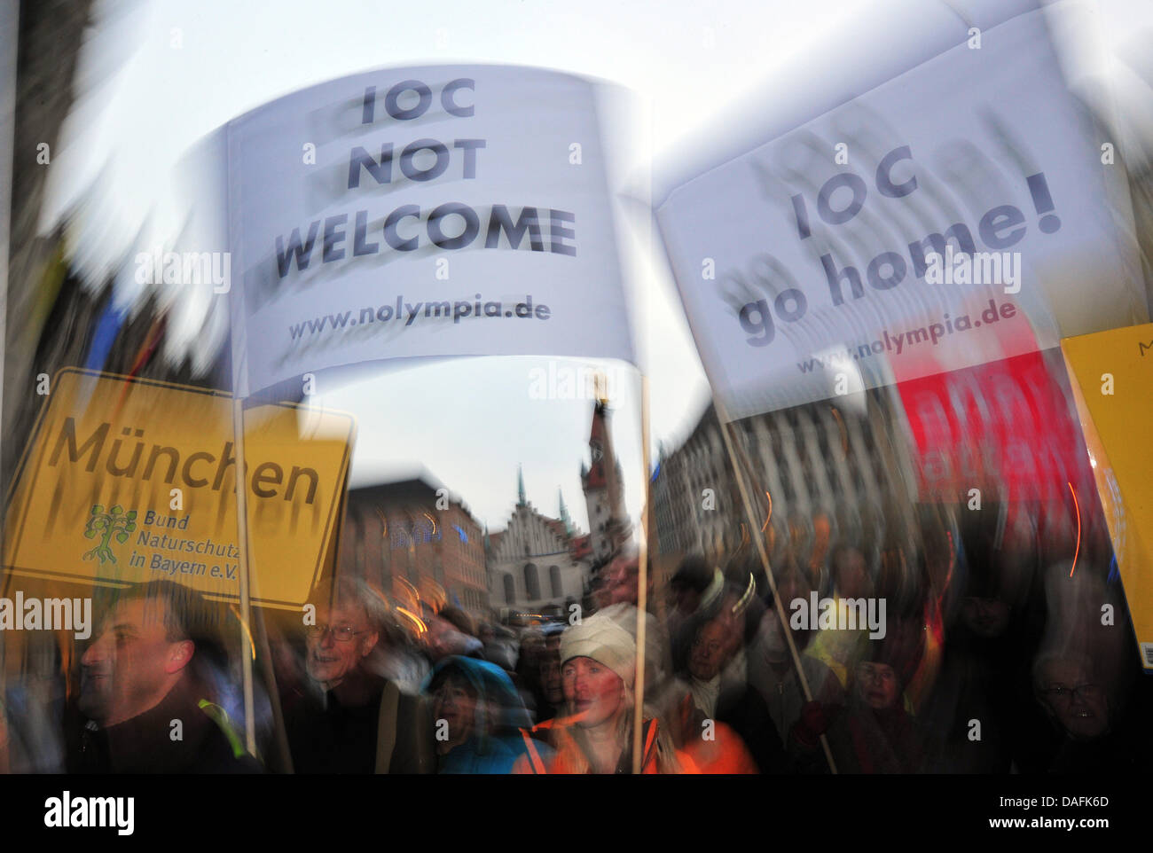 Quelque 200 personnes protestent contre la tenue des Jeux Olympiques de Munich en 2018 à Munich, Allemagne, 01 mars 2011. Commission d'évaluation du CIO évalue actuellement l'admissibilité de Munich à l'hôte des Jeux Olympiques d'hiver de 2018. Photo : PETER KNEFFEL Banque D'Images