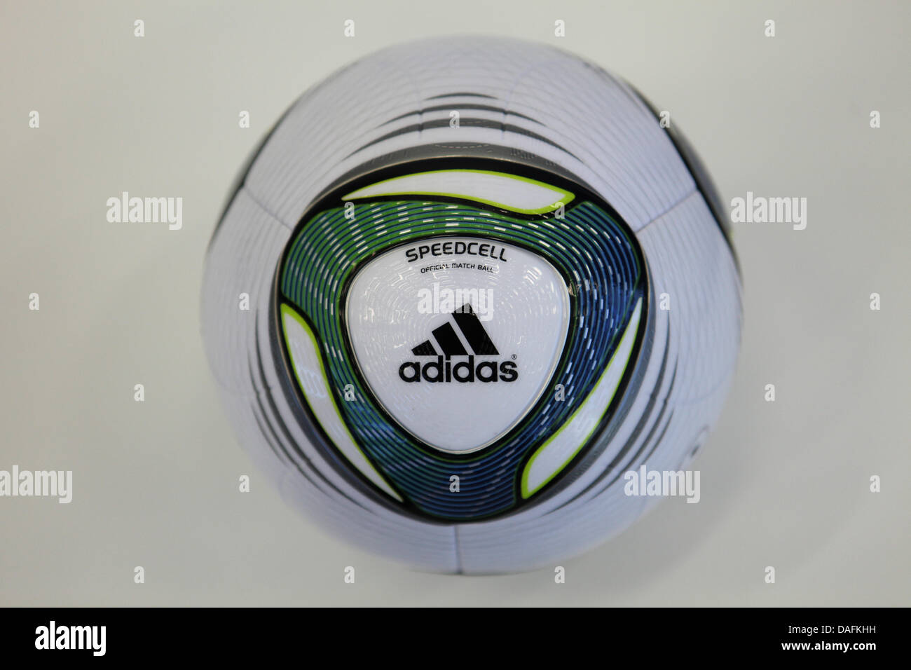 Le ballon officiel de la Coupe du Monde féminine de la fifa, appelé par adidas  Speedcell, est présenté à Herzogenaurach, en Allemagne, 2 mars 2011. Photo  : Daniel Karmann Photo Stock - Alamy