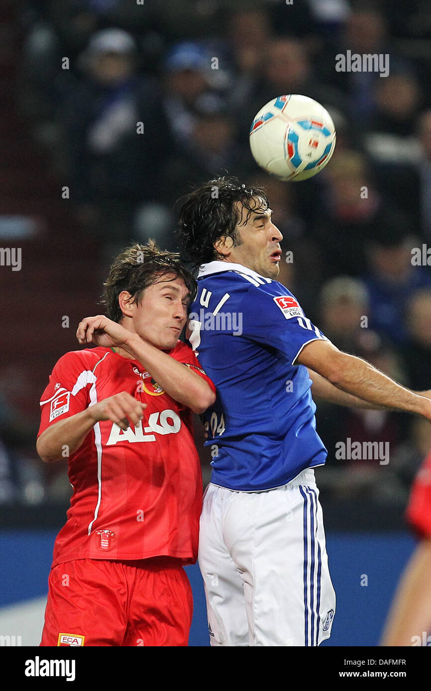 L'Augsbourg Paul Verhaegh (L) convoite la la balle avec le Schalke Raul durant la Bundesliga match entre Schalke 04 et le FC Augsburg au Veltins-Arena de Gelsenkirchen, Allemagne, 04 décembre 2011. Photo : Revierfoto Banque D'Images