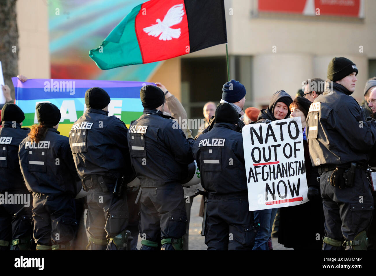 Les gens démontrer au cours de la Conférence internationale sur l'Afghanistan à Bonn, Allemagne, 05 décembre 2011. Les hommes politiques sont réunis à l'occasion de la Conférence internationale sur l'Afghanistan à la recherche d'une voie à suivre après le retrait des troupes de combat de l'OTAN en 2014. Photo : MARIUS BECKER Banque D'Images