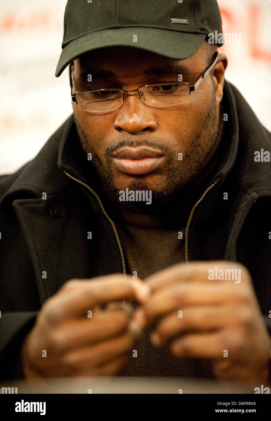 Boxe Française Jean-Marc Mormeck professionnel assiste à une conférence de presse sur la lutte entre Klitschko et Mormeck à Duesseldorf, Allemagne, 05 décembre 2011. La lutte a été annulée. Champion du monde poids lourds W. Klitschko ne peut pas défendre son titre contre les Français Mormeck. Photo : BERND THISSEN Banque D'Images