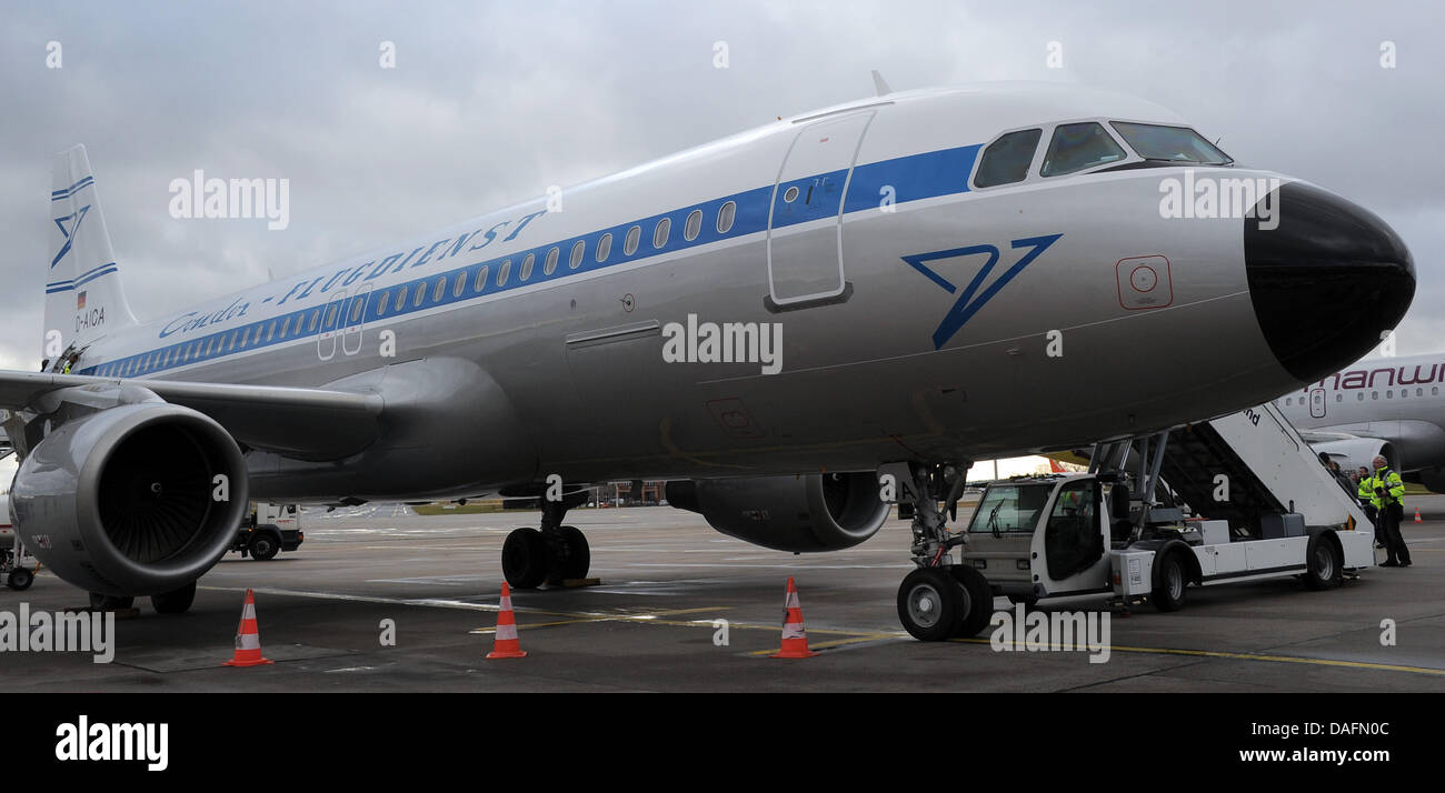 Un style rétro spécial avion Condor est stationné à l'aéroport de Schönefeld, Allemagne, 05 décembre 2011. La compagnie aérienne appelle l'avion 'Hans' en l'honneur du fondateur de tours que chartered Geisler le premier Condor Flugdienst (Deutsche) en 1956. Photo : Bernd Settnik Banque D'Images