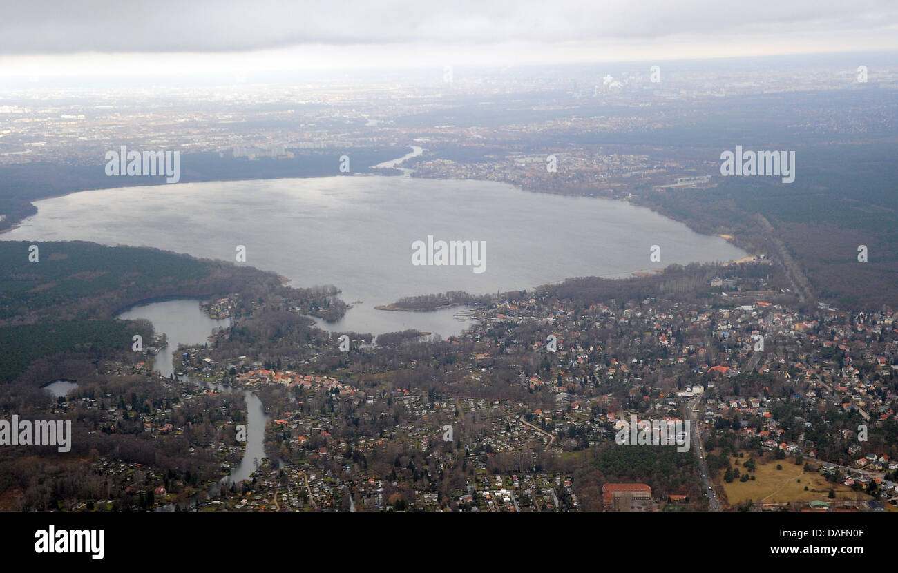 Un avion Condor de style rétro est sur le point d'atterrir à l'aéroport de Schönefeld, Allemagne, 05 décembre 2011. La compagnie aérienne appelle l'avion 'Hans' en l'honneur du fondateur de tours que chartered Geisler le premier Condor Flugdienst (Deutsche) en 1956. Photo : Bernd Settnik Banque D'Images