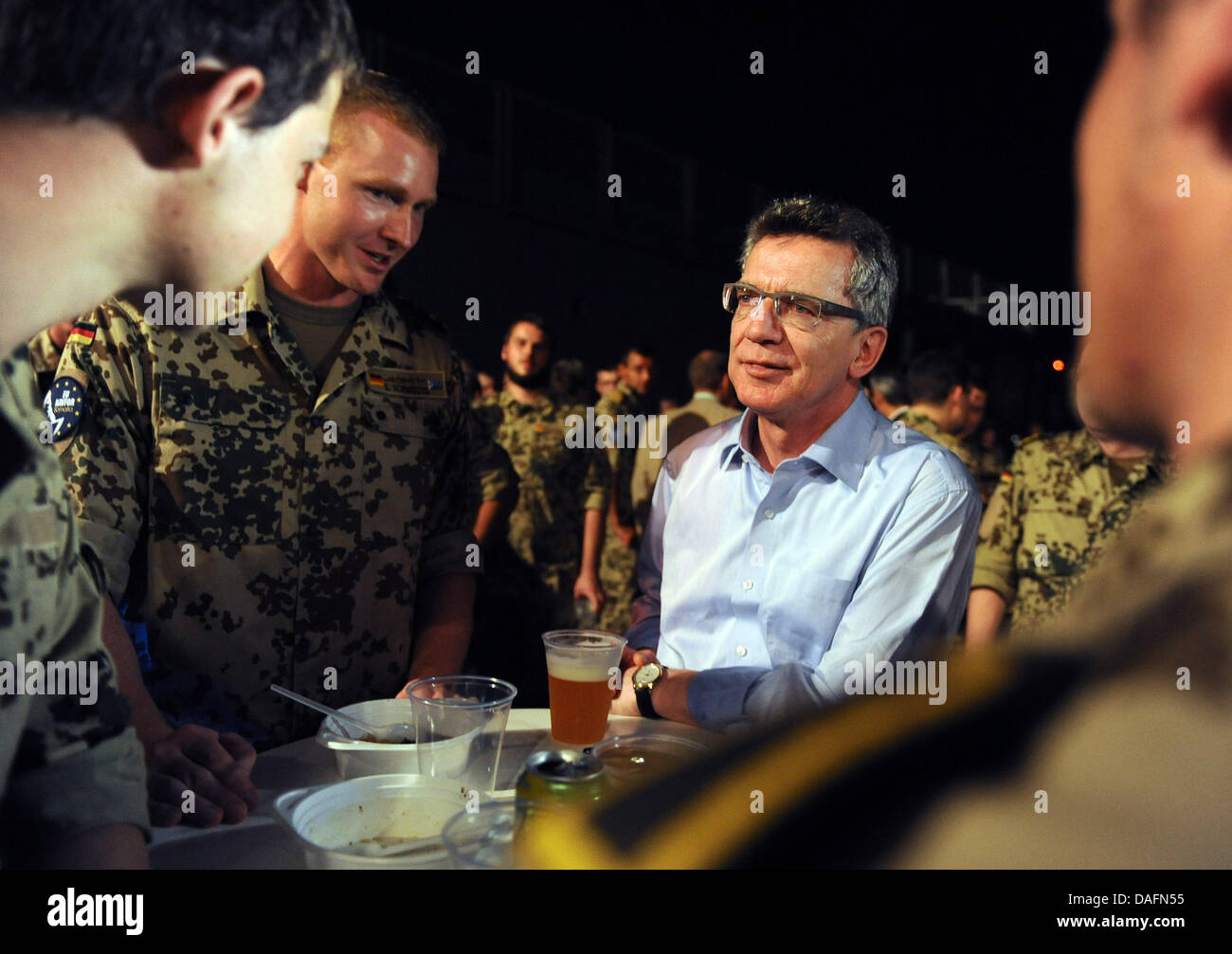 Verteidigungsminister Thomas de Maizière (CDU) unterhält sich Am Montag (05.12.2011) im Hafen en Dschibuti auf dem der pont 'Fregatte Bayern' mit Soldaten. Der Verteidigungsminister Einsatzkontingent das besucht Atalanta der deutschen am Horn Marine von Afrika. Foto : Britta Pedersen dpa Banque D'Images