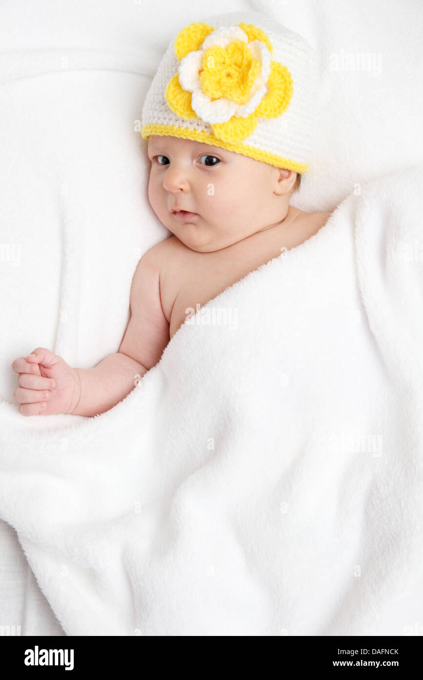 De tricot de bébé Bébé chapeau blanc à l'arrière Banque D'Images