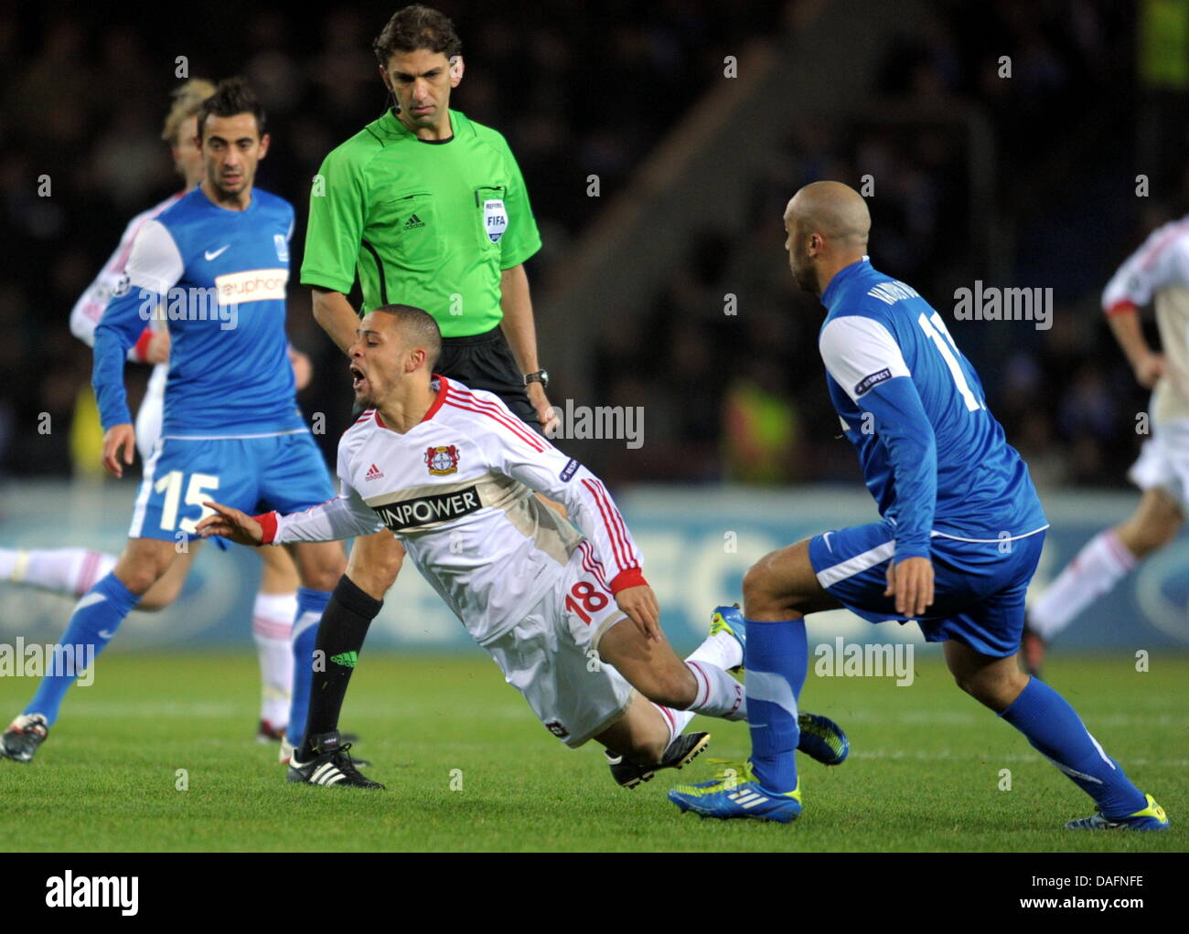 Leverkusen est donc Sidney Sam (C) et de Genk Anthony Vanden Borre (R) vie de la balle lors de la Ligue des Champions groupe e match de foot entre KRC Genk et Bayer 04 Leverkusen au KRC Genk Arena à Genk, Belgique 06 décembre 2011. Photo : Federico Gambarini dpa  + + +(c) afp - Bildfunk + + + Banque D'Images