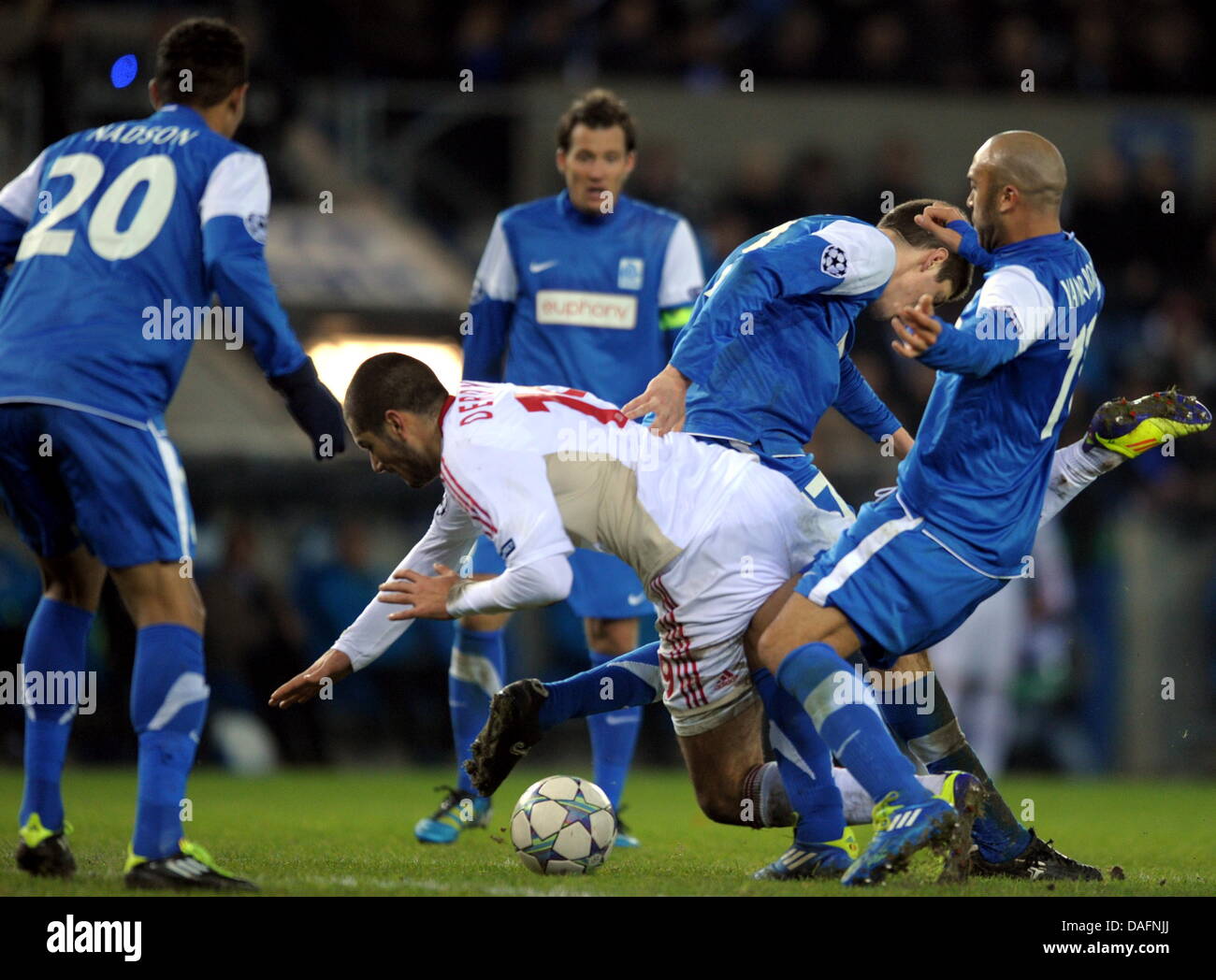 L'Eren Derdiyok Leverkusen (C) et de Genk Anthony Vanden Borre (R) vie de la balle lors de la Ligue des Champions groupe e match de foot entre KRC Genk et Bayer 04 Leverkusen au KRC Genk Arena à Genk, Belgique 06 décembre 2011. Photo : Federico Gambarini dpa  + + +(c) afp - Bildfunk + + + Banque D'Images