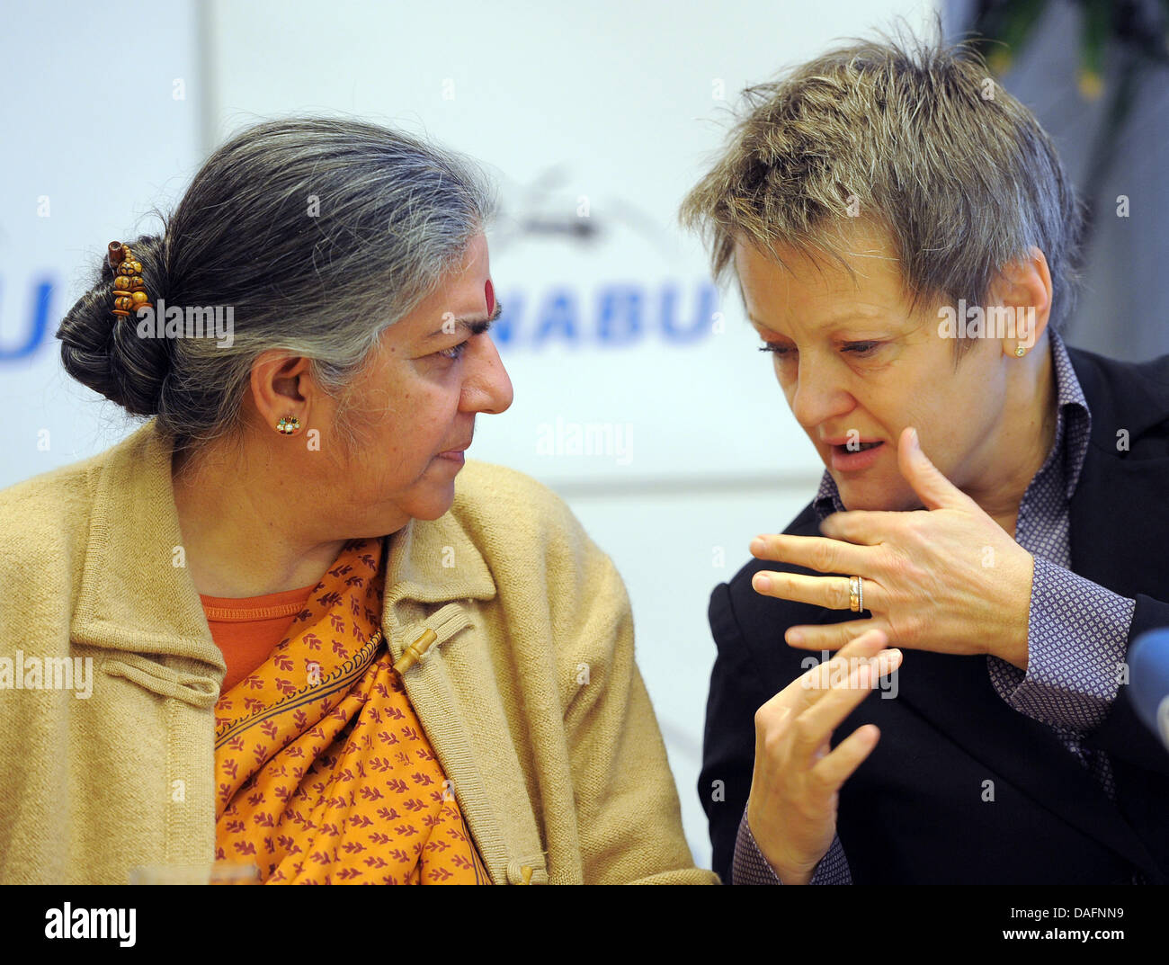 Chef de groupe parlementaire du Parti Vert Renate Kuenast (R) parle de l'écologiste indienne Vandana Shiva lors d'une conférence de presse de la NABU (Naturschutzbund Deutschland, Association allemande pour la protection de l'environnement) à Berlin, Allemagne, 07 décembre 2011. Lauréat du Prix Nobel alternatif Shiva a présenté l'étude "Les habits neufs de l'empereur' sur l'échec Banque D'Images