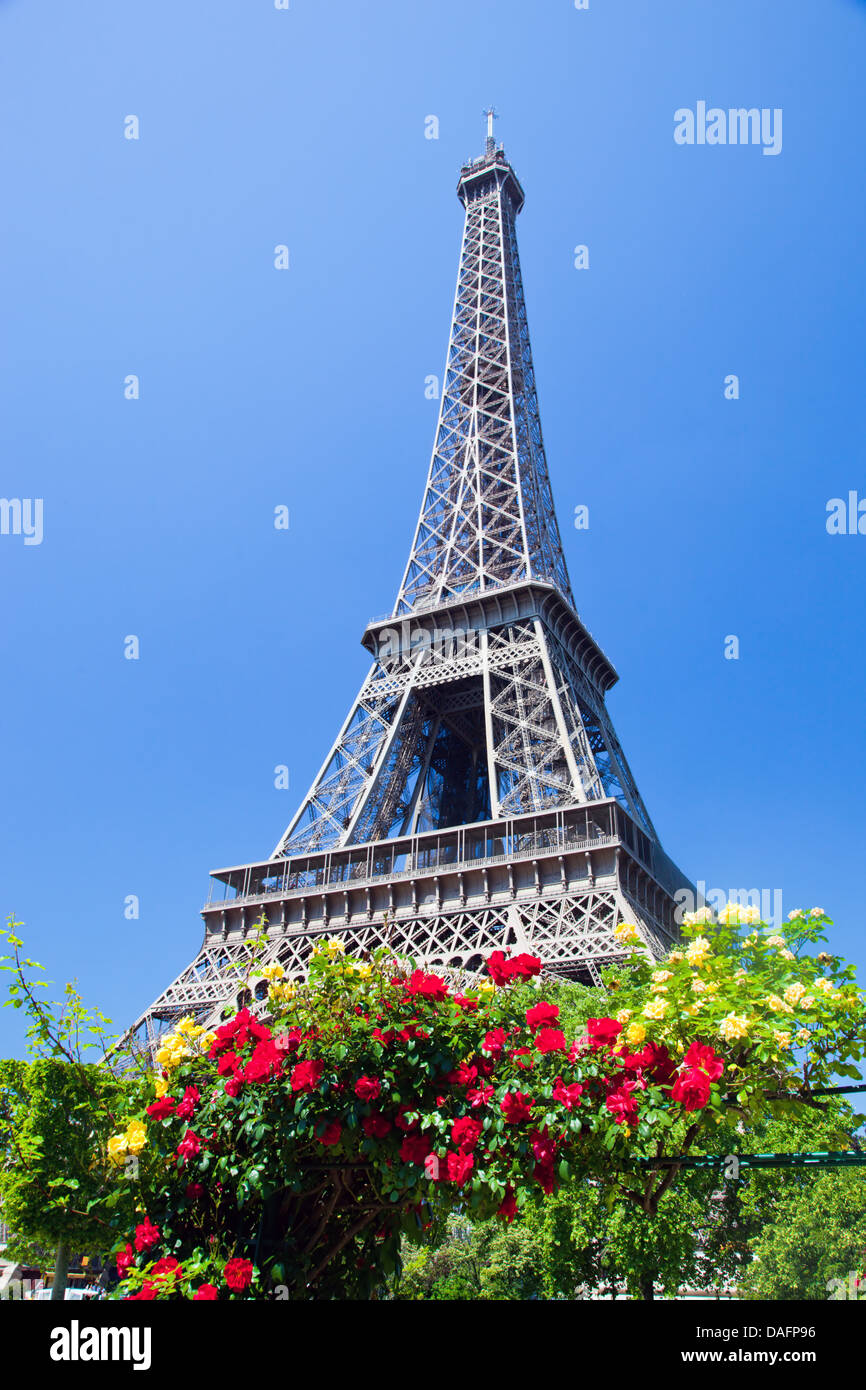 La Tour Eiffel un jour d'été, Paris, France Banque D'Images
