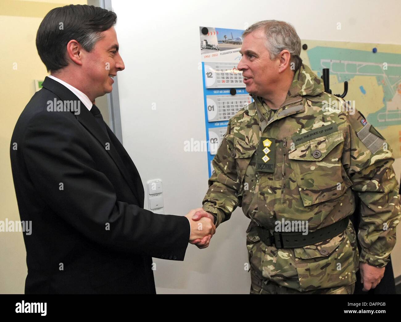 Le Premier ministre de Basse-Saxe David McAllister (L), serre la main avec le Prince Andrew, duc de York et le fils de la reine britannique, à l'aéroport de Hanovre, Allemagne, 08 décembre 2011. Le prince Andrew a été sur une visite éclair pour les troupes britanniques stationnées en Basse-Saxe. Il a honoré les soldats du Royal Lancers à Bergen-Hohne et l'Lueneburg Heath pour leur service en Afghanistan. Les troupes ret Banque D'Images