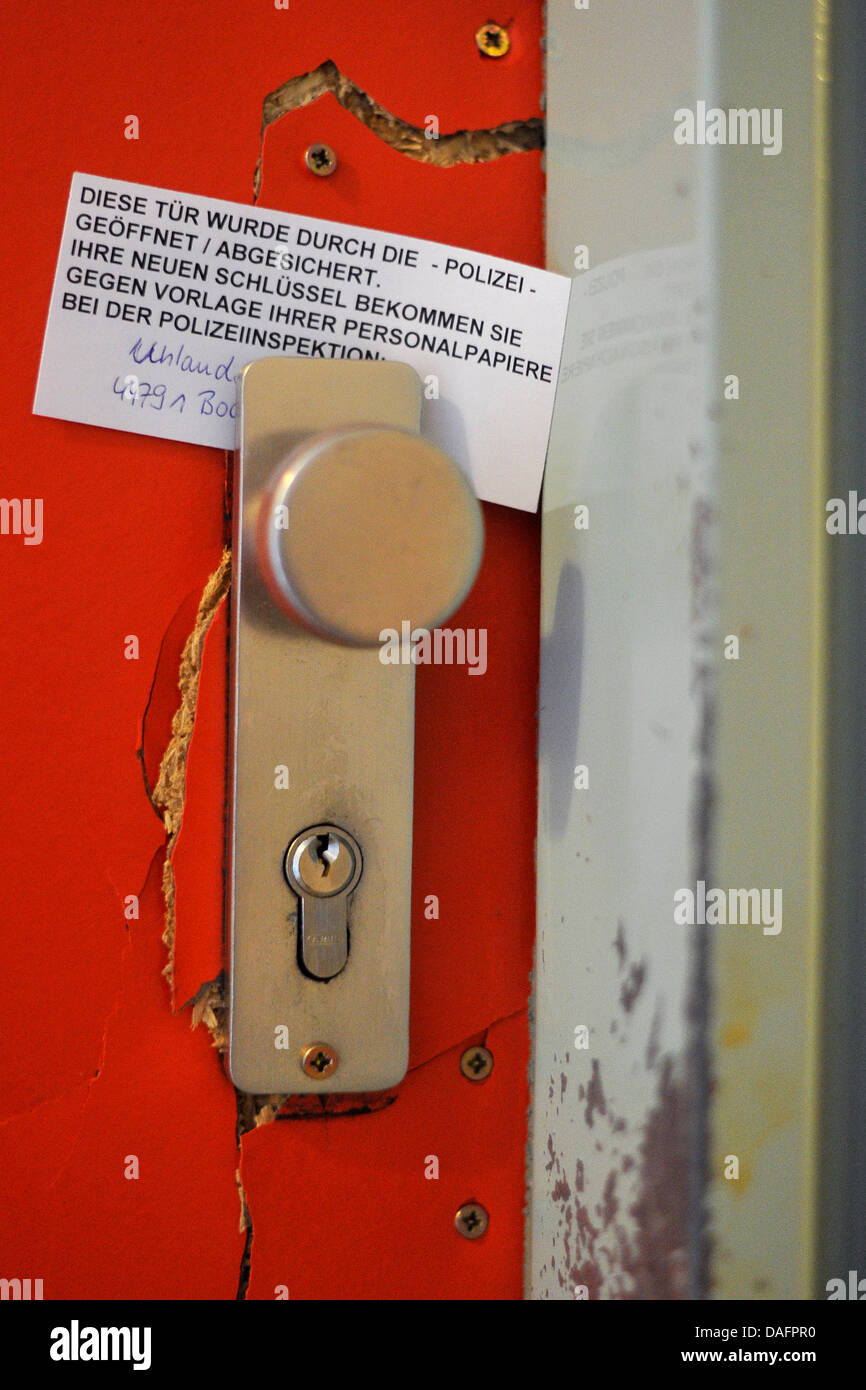 Un avis de la police est bloqué sur la porte ouverte de l'Halil soupçonnés de terrorisme dans le S. les résidences pour étudiants à Bochum, Allemagne, 09 décembre 2011. Les agents de l'Office fédéral de la Police criminelle d'Allemagne et de l'unité des opérations spéciales GSG 9 arrêtés les 27 ans ici jeudi. Il est soupçonné d'être un membre de la cellule de Düsseldorf, qui est attribuée à l'Al- Banque D'Images