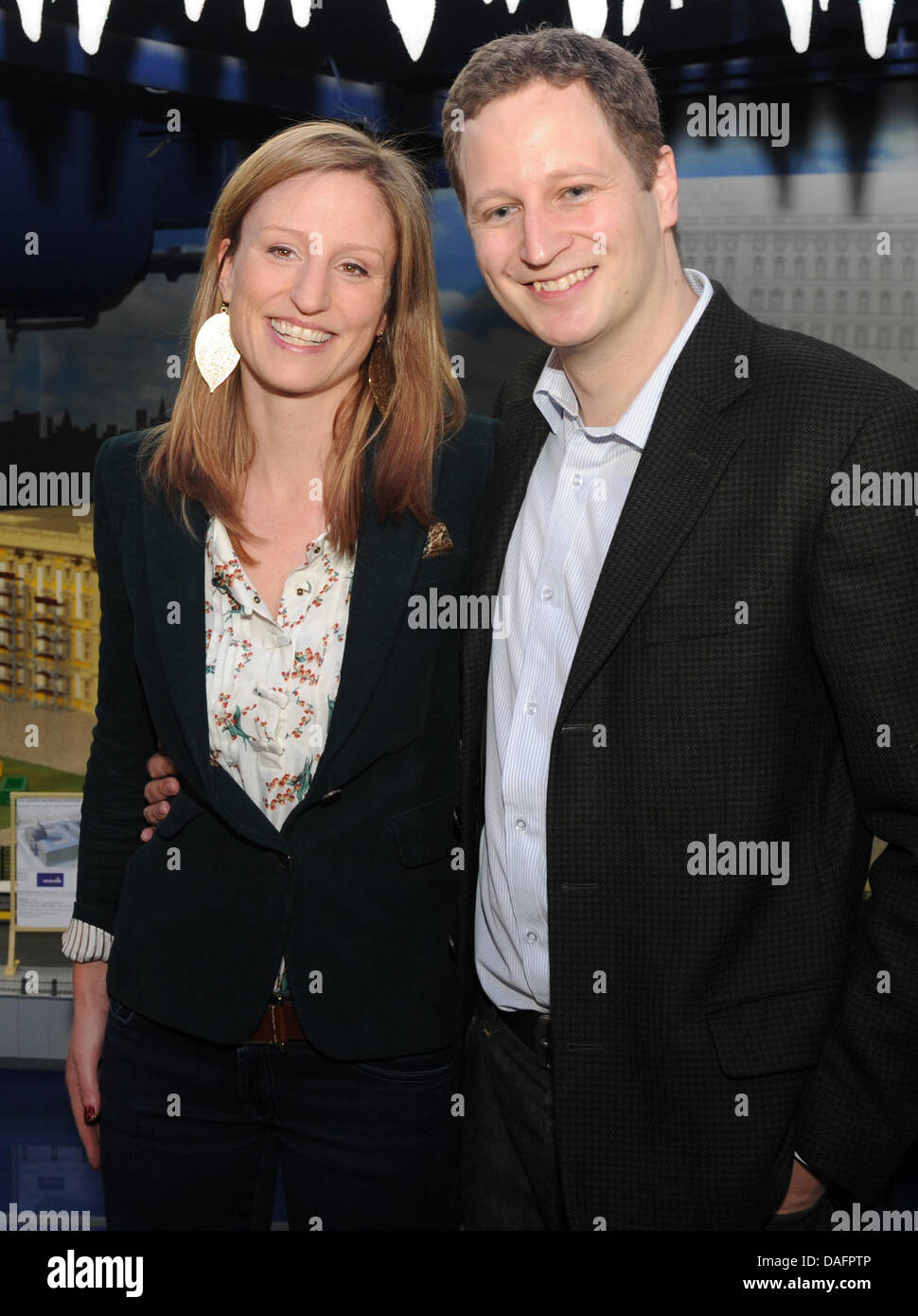 Georg Friedrich, Prince de Prusse et de son épouse Sophie, princesse de Prusse visiter Legoland Discovery Center à Berlin, Allemagne, 09 septembre 2011. Le couple royal a examiné un modèle du palais de ville, qui peut être vu au Parc Legoland de janvier 2012. Georg, Prince de Prusse est un grand fan de Lego. Photo : JENS KALAENE Banque D'Images