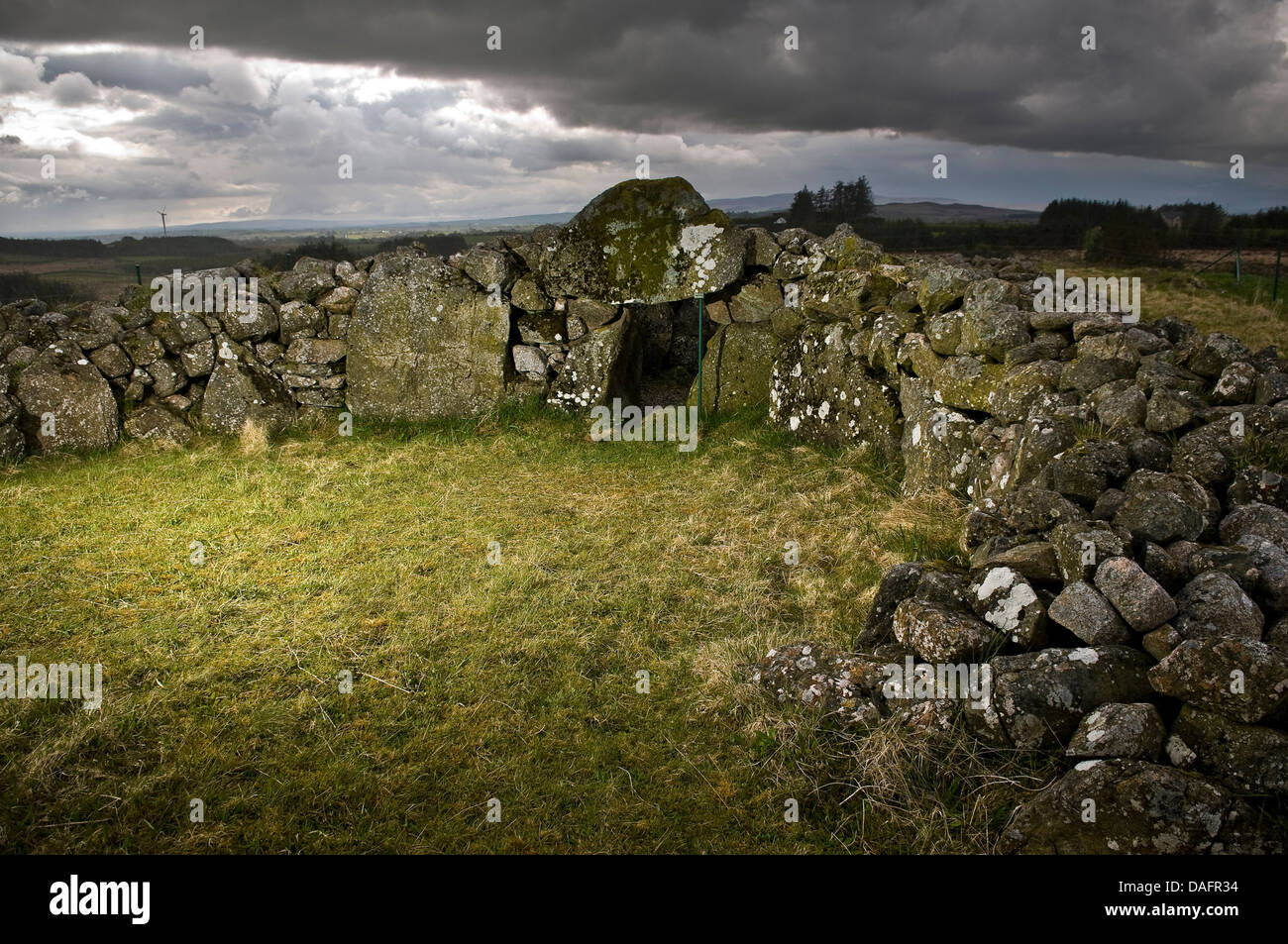 Néolithique Creggandevesky Court Tomb dans le comté de Tyrone, Irlande du Nord, Royaume-Uni Banque D'Images