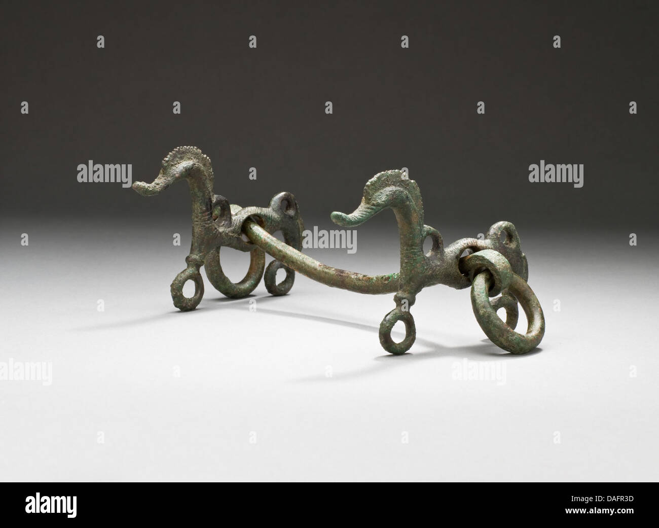 Cette mèche de cheval de la collection LACMA est un artefact ancien fabriqué à partir de bronze. Il a été utilisé dans les activités équestres et représente le développement des outils équins dans les cultures anciennes. Banque D'Images