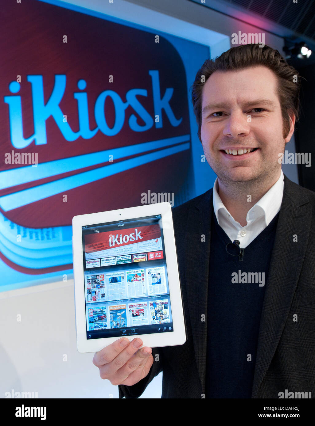 Directeur de Contenu Premium à l'inquiétude des médias Axel Springer Georg Konjovic présente l'IKIOSK numérique à Berlin, Allemagne, 09 décembre 2011. L'IKIOSK offrira plus de 100 journaux et magazines par différents éditeurs dans un format numérique. Il y aura l'option d'achat de titres individuels ou d'obtenir des abonnements. Axel Springer entre dans concurrence directe avec les autr elec Banque D'Images