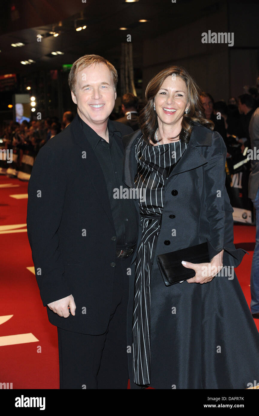 US-américain réalisateur Brad Bird et son épouse Elizabeth Canney arrivent pour la première allemande du film "Mission : Impossible - Ghost Protocol' au monde de BMW à Munich, Allemagne, 09 décembre 2011. Le film sera diffusé le 15 décembre 2011. Photo : Ursula Dueren Banque D'Images