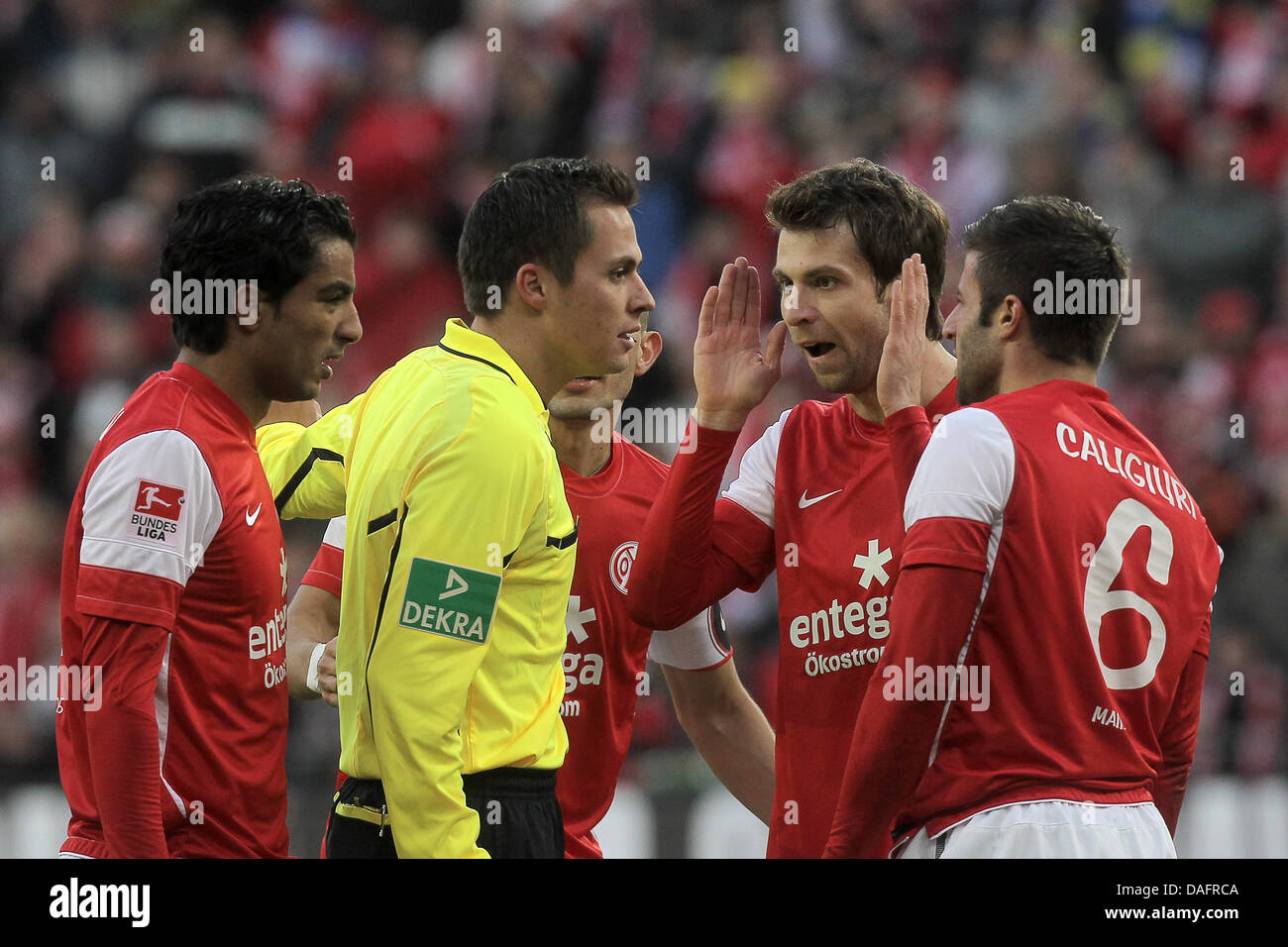 Sami Allagui Mayence" (L-R), Andreas Ivanschitz et Marco Caligiuri discuter avec l'arbitre Robert Hartmann au cours de la Bundesliga match entre 1. FSV Mainz 05 et Hambourg SV à l'arène de la Coface à Mainz, Allemagne, 10 décembre 2011. Photo : FREDRIK VON ERICHSEN (ATTENTION : EMBARGO SUR LES CONDITIONS ! Le LDF permet la poursuite de l'utilisation des images dans l'IPTV, services mobiles Banque D'Images