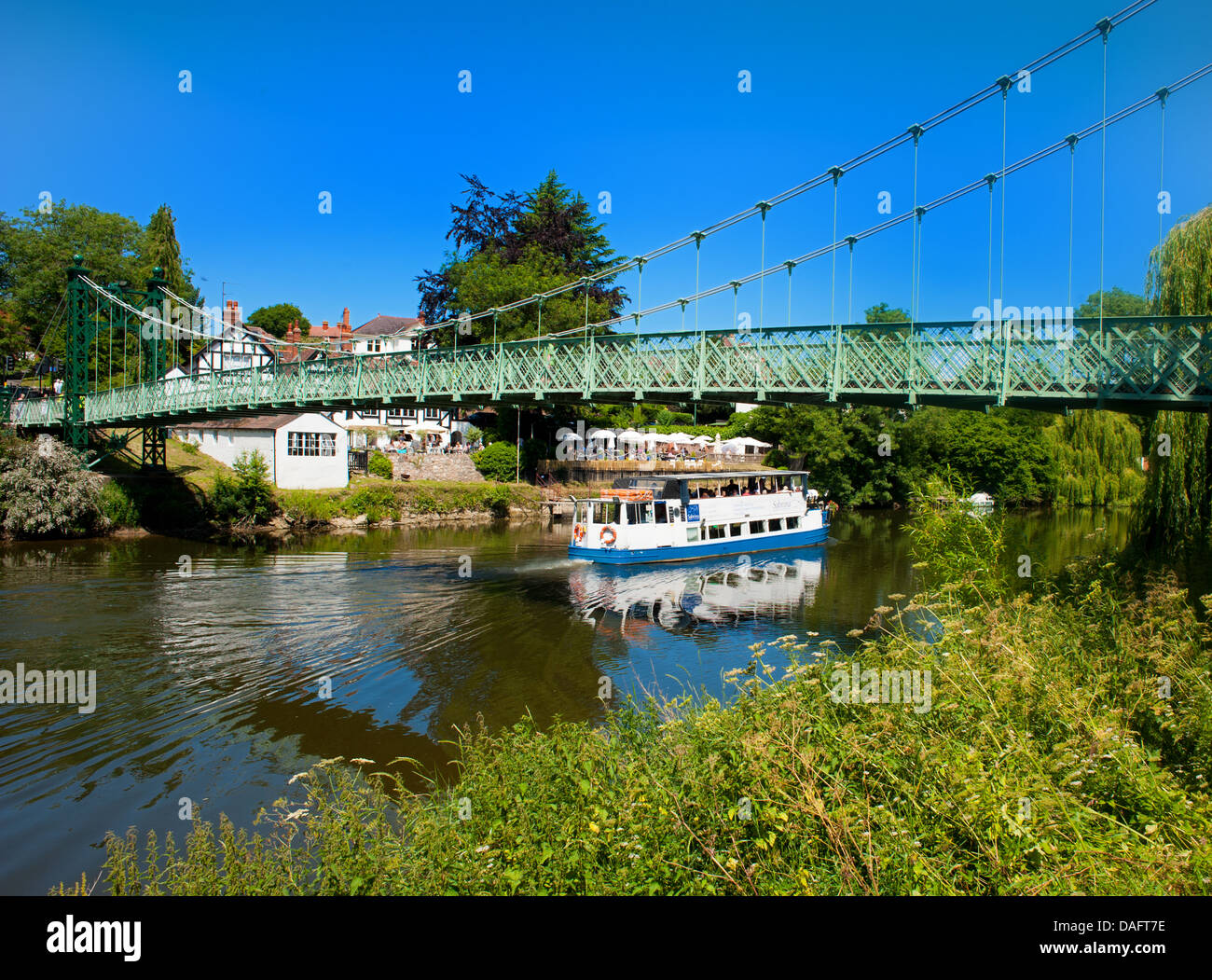 Un bateau de plaisance naviguant sous Porthill Pont sur la rivière Severn, Shrewsbury, Shropshire, Angleterre. Banque D'Images