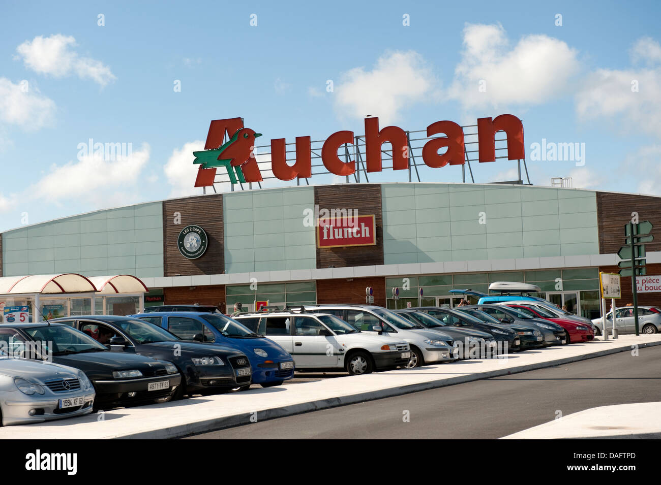 Auchan supermarket calais france logo Banque de photographies et d ...