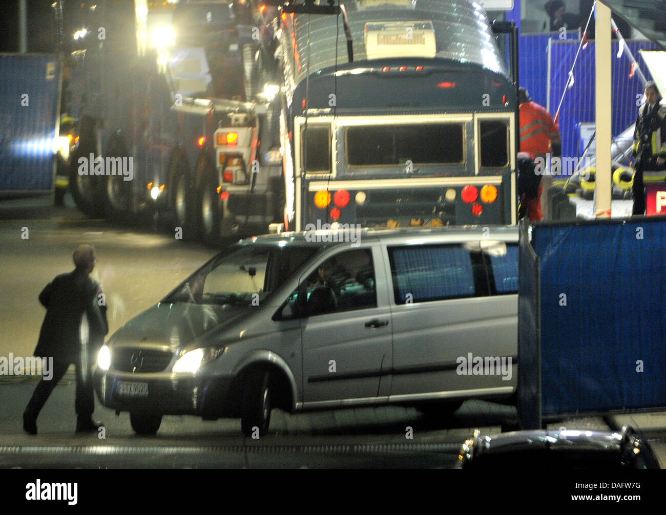 Une enquête du voiture transporte les corps des deux vicitms loin de la scène du crime avec le bus à l'arrière-plan à l'aéroport de Francfort, Allemagne, 2 mars 2011. Selon les premiers rapports de la police allemande, un homme est entré dans le bus tuant deux hommes et nous injurying deux autres victimes. L'agresseur présumé a été arrêté. Photo : Boris Roessler Banque D'Images