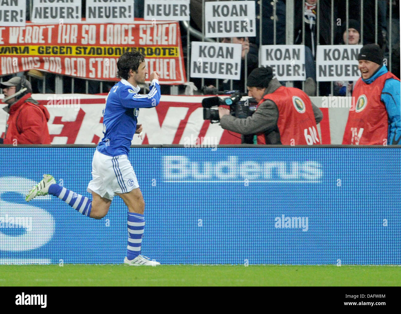 Le Schalke Raul célèbre sa 0-1 but durant le match de football FC Bayern Munich vs FC Schalke 04 à l'Allianz-Arena à Munich, Allemagne, 02 mars 2011. Photo : Marc Mueller Banque D'Images